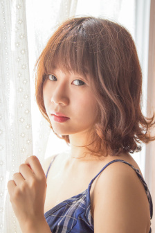 把红酒倒入B里用塞子堵